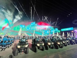 Porno yigit kiyim-kechak xonasida sotuvchi ayolni sikadi